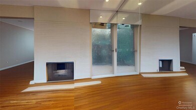 11 Rockhill Rd in Roslyn Heights, NY - Building Photo - Building Photo