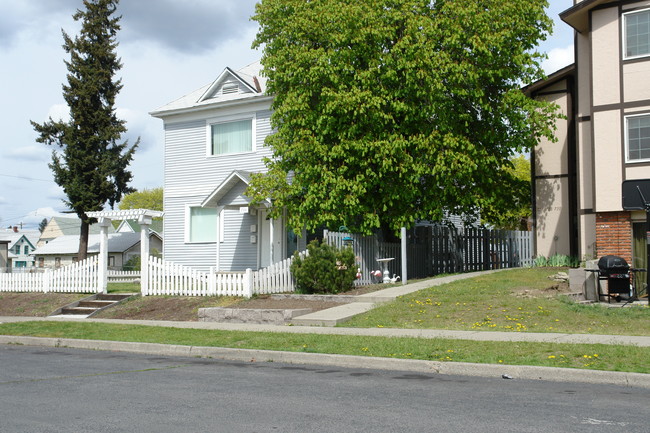 734 W Jackson Ave in Spokane, WA - Foto de edificio - Building Photo