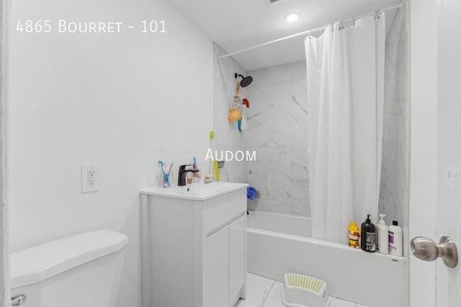 property at 4865 Av Bourret