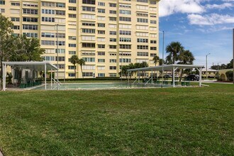 4775 Cove Cir in St. Petersburg, FL - Foto de edificio - Building Photo