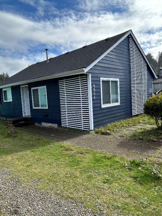 5024 SE Jetty Ave in Lincoln City, OR - Building Photo