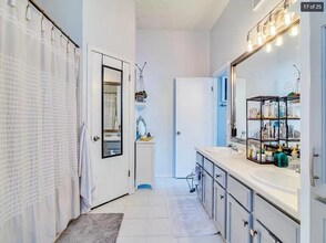 2131 Cervin Blvd in Austin, TX - Foto de edificio - Building Photo