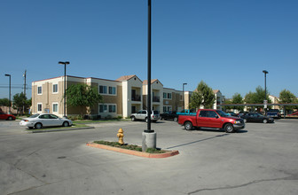 Quail Ridge Apartments in Parlier, CA - Building Photo - Building Photo