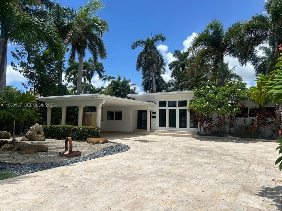 827 N Southlake Dr in Hollywood, FL - Building Photo