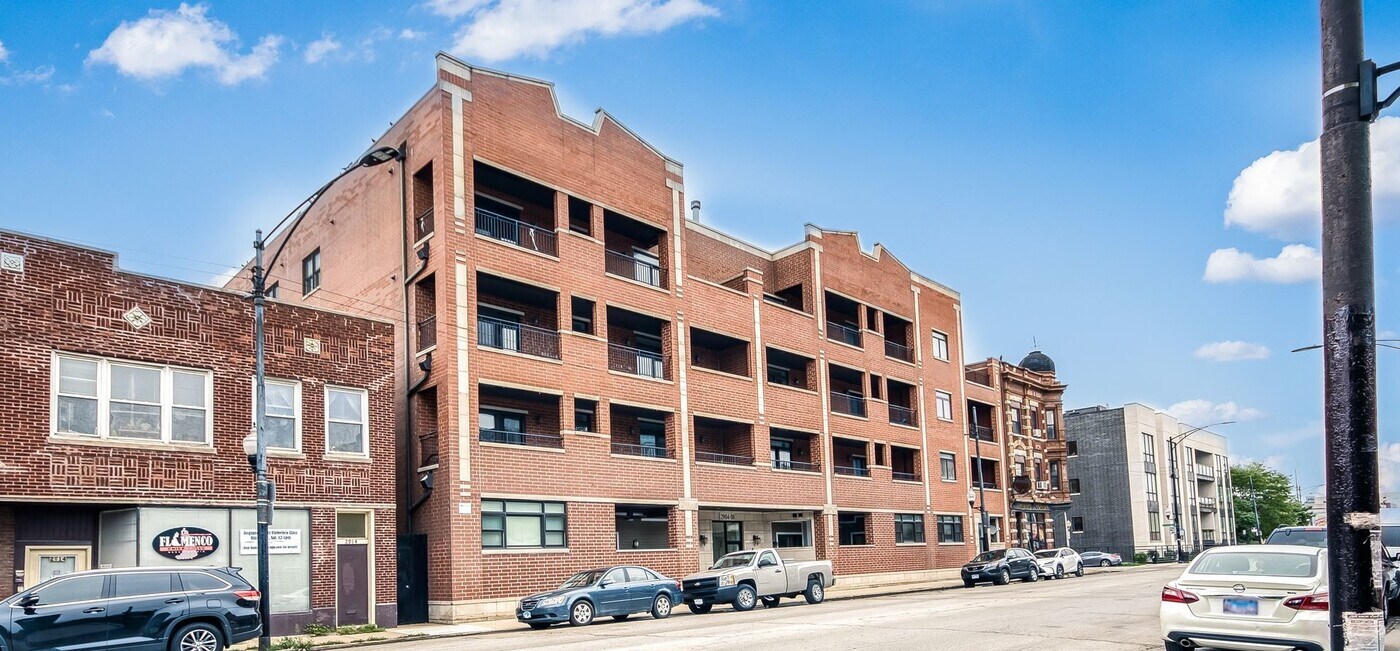 2904 W Belmont Ave in Chicago, IL - Building Photo