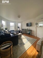 28 Pond St, Unit #2 in Boston, MA - Foto de edificio - Building Photo