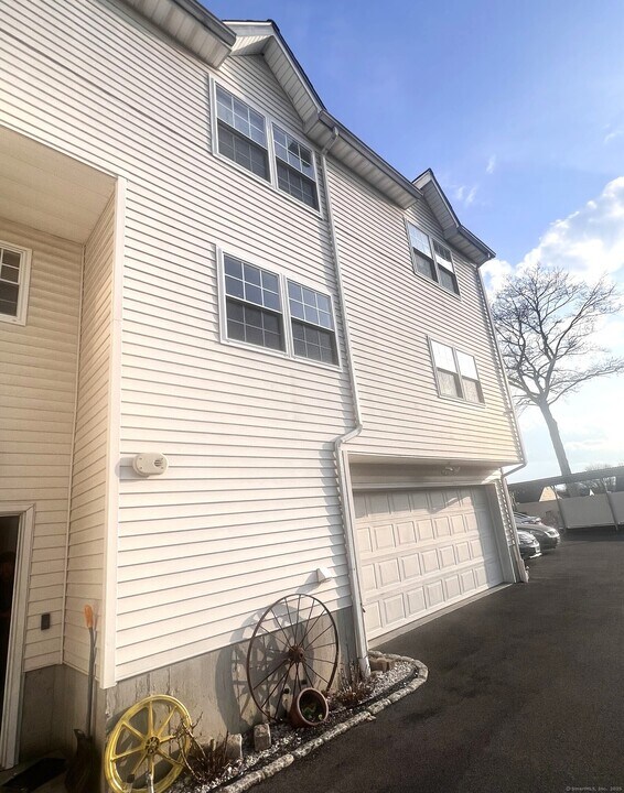8 1/2 4th St in Danbury, CT - Building Photo