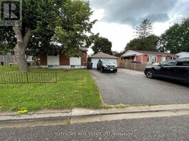 2 Leslie St in Brampton, ON - Building Photo