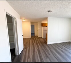 1750 Karen Ave in Las Vegas, NV - Building Photo - Building Photo