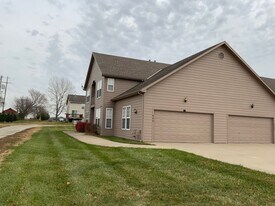 424-424 Eisenhower St in Baldwin City, KS - Building Photo