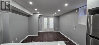 165 Bathgate Dr in Toronto, ON - Building Photo
