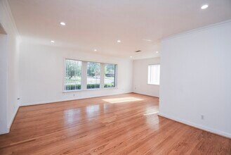 5666 Overbrook Ln in Houston, TX - Foto de edificio - Building Photo