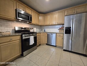 9-7 Seattle Ct in Freehold, NJ - Foto de edificio - Building Photo