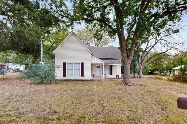 315 E Maple St in Whitewright, TX - Building Photo