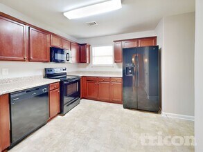 121 Pristine Dr in Locust Grove, GA - Foto de edificio - Building Photo