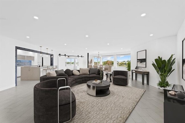 877 NE 195th St in North Miami Beach, FL - Building Photo - Building Photo