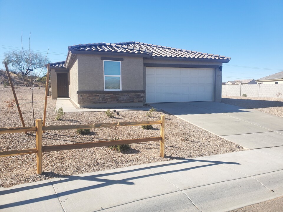 860 Logan Wy in Wickenburg, AZ - Building Photo