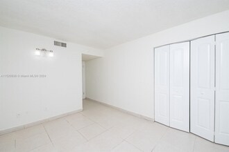 1350 W 53rd St-Unit -20 in Hialeah, FL - Building Photo - Building Photo