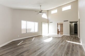 7761 Success Ct in Las Vegas, NV - Foto de edificio - Building Photo