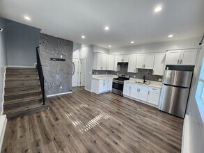 13933 Cantlay St in Van Nuys, CA - Foto de edificio - Building Photo