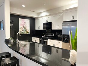 5037 Rosewood Ave in Los Angeles, CA - Building Photo - Building Photo