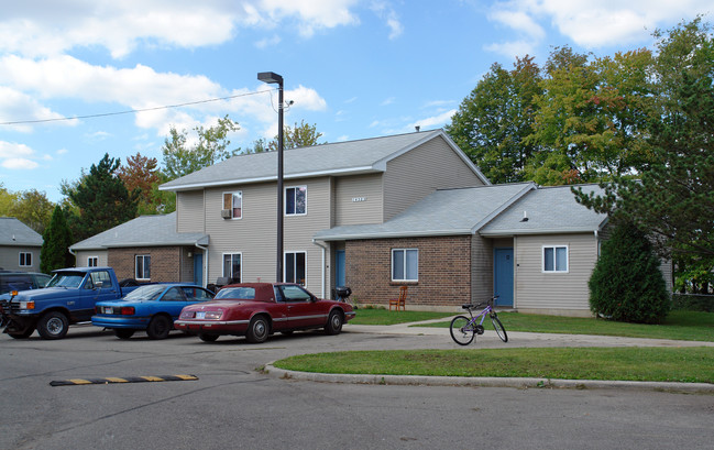 Countryside Manor in Bath, MI - Foto de edificio - Building Photo