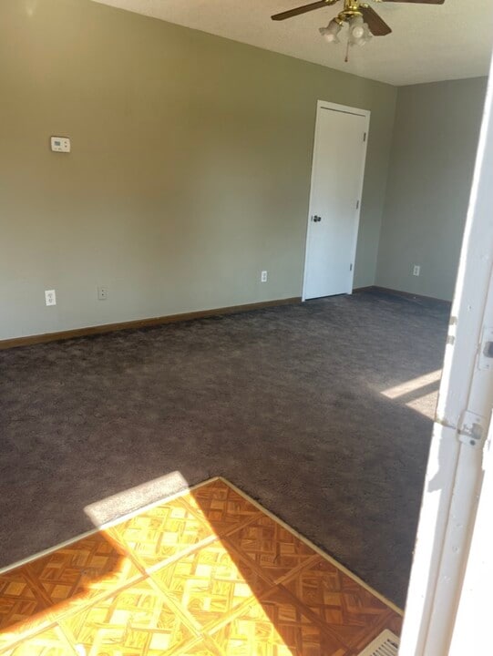 2209 Roma Ln in Country Club, MO - Foto de edificio