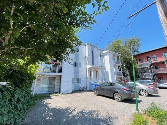 111 De Beauharnois Rue in Québec, QC - Building Photo - Building Photo