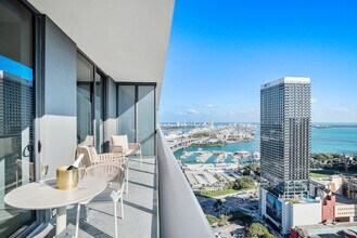 601 NE 1st Ave in Miami, FL - Building Photo - Building Photo
