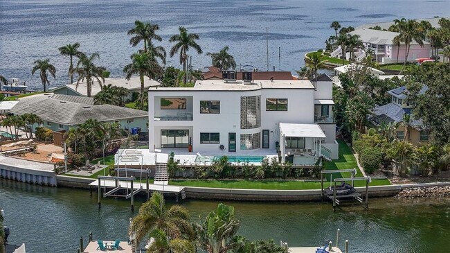 585 Dolphin Ave SE in St. Petersburg, FL - Building Photo - Building Photo