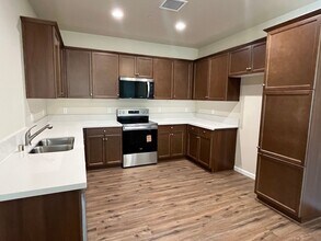 3614 S County Center Dr in Visalia, CA - Building Photo - Building Photo