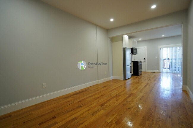 374 Oxford St, Unit 2 in Cambridge, MA - Foto de edificio - Building Photo