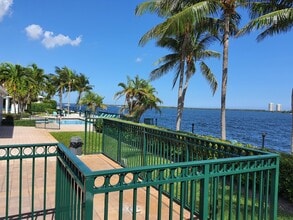 1050 Lake Shore Dr in West Palm Beach, FL - Building Photo - Building Photo