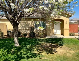 708 Meadow Grove Ct in Bakersfield, CA - Building Photo