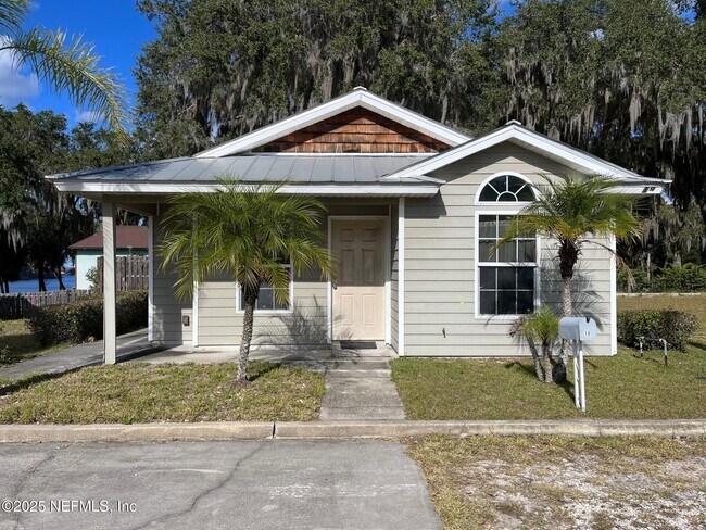 100 Ashton Cir in Welaka, FL - Building Photo - Building Photo