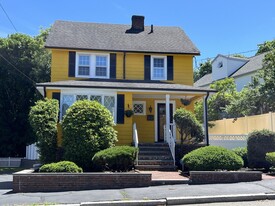 112 Sherwood Rd, Unit 1 in Medford, MA - Building Photo
