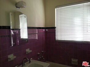 570 N Rossmore Ave, Unit B in Los Angeles, CA - Building Photo - Building Photo