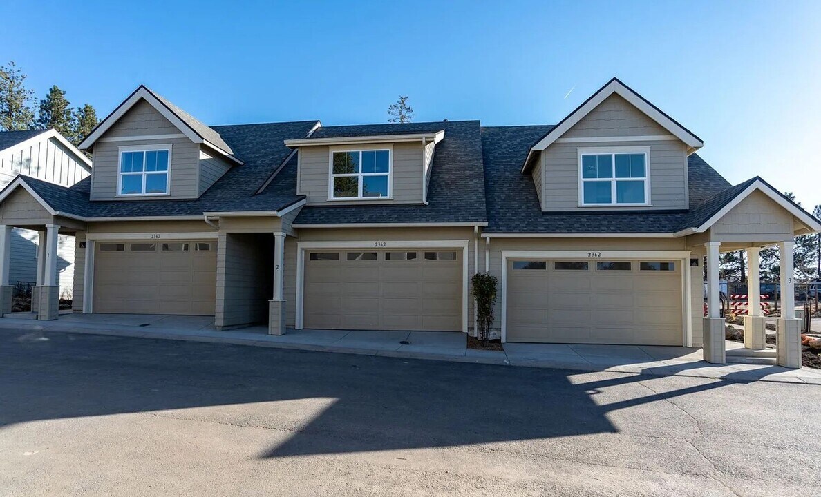 2362 NE Keats Dr in Bend, OR - Foto de edificio