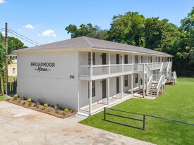 Broadmoor Manor in Pensacola, FL - Building Photo
