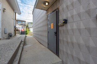 2120 33 Av SW in Calgary, AB - Building Photo
