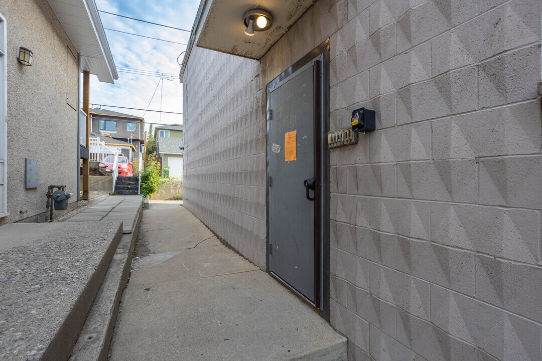 2120 33 Av SW in Calgary, AB - Building Photo