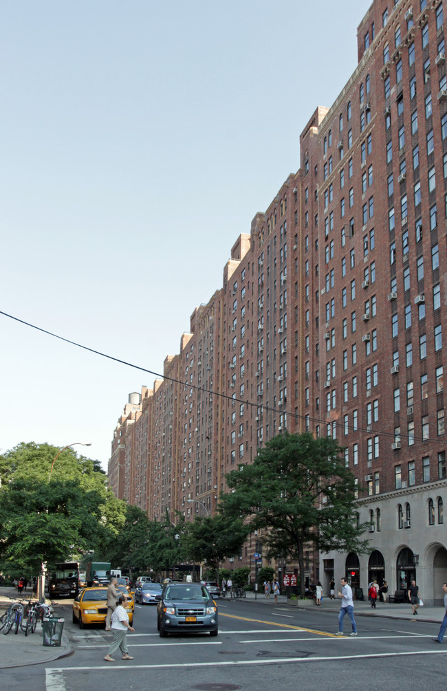 London Terrace Gardens in New York, NY - Building Photo - Building Photo