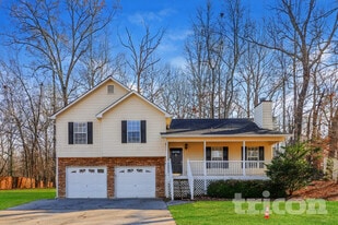 210 Legend Dr in Dallas, GA - Building Photo