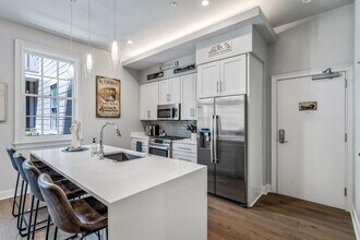 731 St Charles Ave in New Orleans, LA - Building Photo - Building Photo