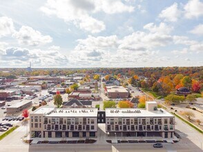 Arabella: 200 W 1st St - Cedar Falls in Cedar Falls, IA - Foto de edificio - Building Photo
