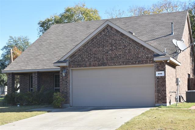 606 Jouette St in Farmersville, TX - Foto de edificio