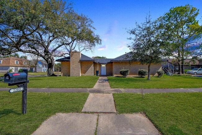 2203 Briarview Dr in Houston, TX - Building Photo - Building Photo