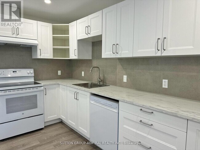 1584 Sharpe St in Innisfil, ON - Building Photo - Building Photo