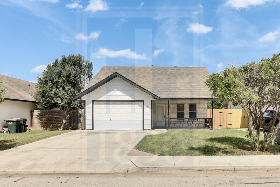 4500 Acers Ln in Austin, TX - Building Photo