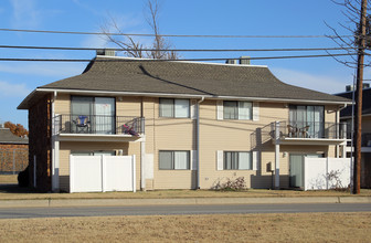 Indian Springs Apartments in Broken Arrow, OK - Building Photo - Building Photo